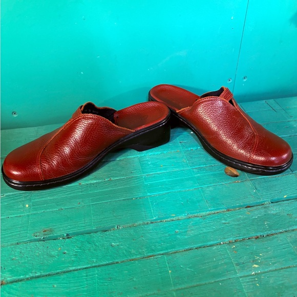 Clarks Vibrant Red Leather Clogs - Picture 8 of 11